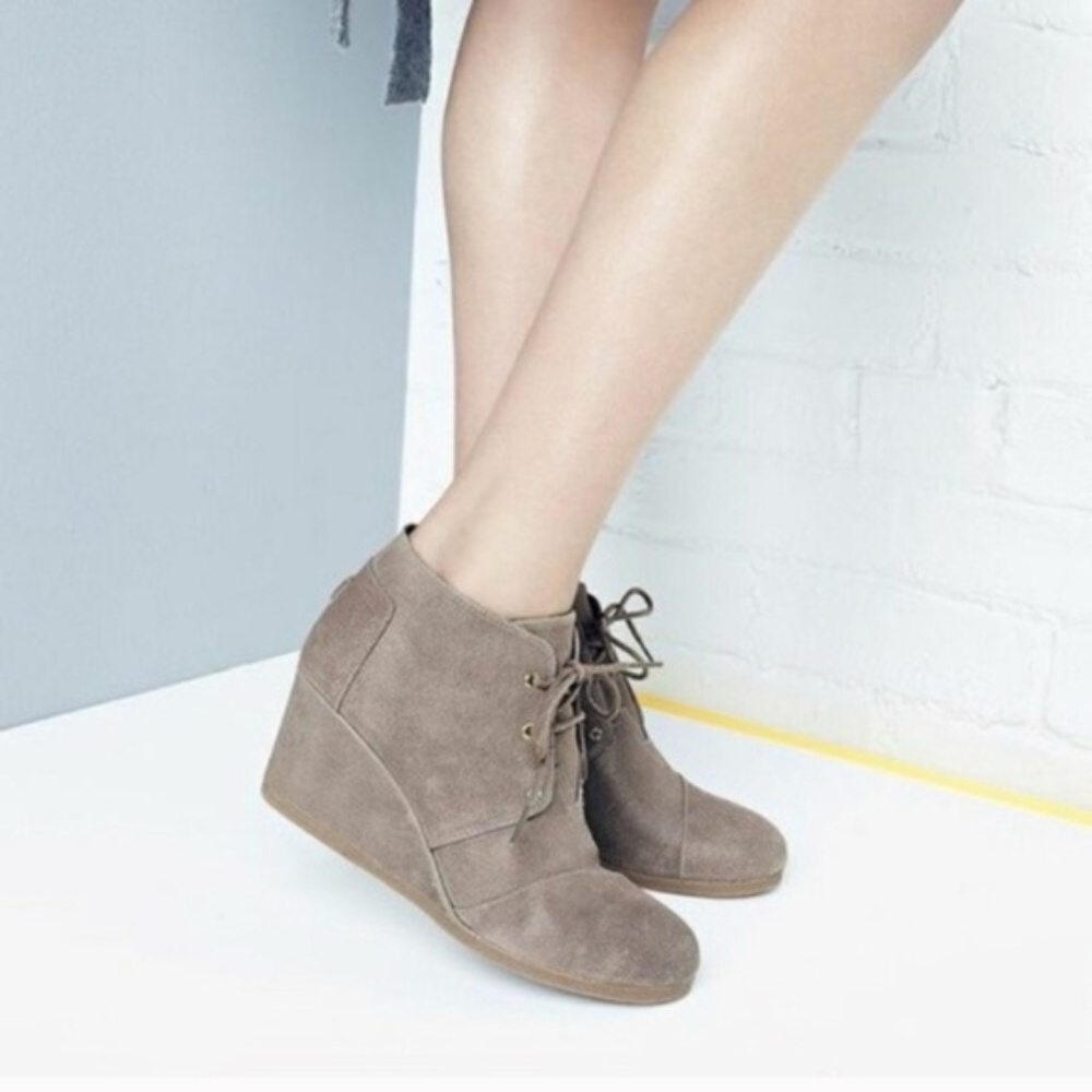 Desert Wedge Suede Toms Size 9
